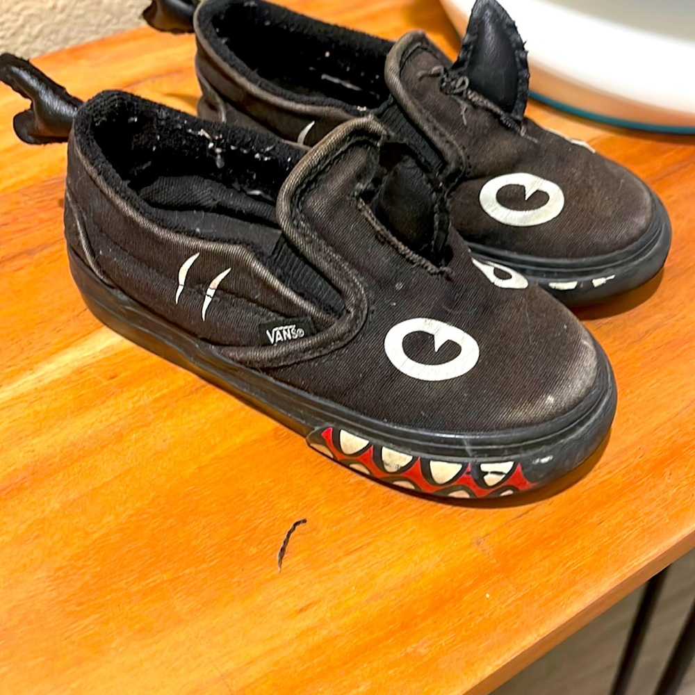 The cutest shark toddler boys Vans.Can’t get cuter size 7/5